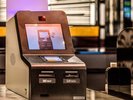 【1秒チェックイン機】アプリからチェックインするとQRコードをかざすだけでチェックインが完了します。