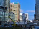 『桜通口』を出ると正面奥にホテルの看板が見えます♪