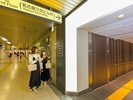 ホテル直結のEVがございます。地下鉄の運行時間内のみ通行可能です。深夜早朝は地上からEVをご利用ください