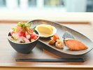 【朝食】和洋食ビュッフェのお刺身、焼き魚
