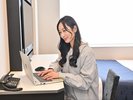 スタンダードルームのデスク (シャワーブースタイプはデスクではなく小型テーブルがございます)