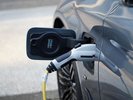 【フロント棟】フロント前駐車場には電気自動車用充電器を設置しております。