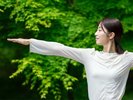 澄んだ空気の中でヨガ(イメージ)◆ヨガマット貸出中♪