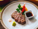 【夕食/グレードアップ】黒毛和牛のフィレステーキ。肉汁溢れる柔らかなお肉をお楽しみください。