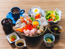 【ランチ/特選海鮮丼】海の幸が丼から零れ落ちそう!エビやイクラなどのネタが追加された贅沢な特選海鮮丼