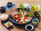 【ランチ/特選刺身定食】新鮮な旬の魚介をたっぷり使ったお刺身を贅沢にお楽しみください。