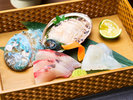 【夕食一例】獲れたて海の幸のお造り。新鮮な魚介類は歯ごたえがよくぷりぷり♪