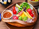 【夕食一例】地元産の新鮮野菜のサラダ。味噌をディップしてお召し上がりください。