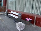 喫煙所は入り口を出て右側のところに設置しております。
