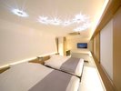 312号室『流れ星』/スワロフスキーの照明が天井に散らばる。