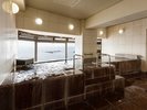 【女性展望風呂】小さめですが相模湾を一望。日没前または朝の入浴がおすすめです。