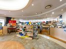 横須賀のお土産、小物、衣類まで多くの品を取りそろえております。