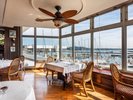 ハーバー側からは多くの船と海。三浦方面が見渡せます。