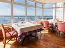 相模湾一望のレストラン席。こんな景色を見ながらのお食事は格別です。