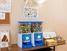 ご宿泊のお子様にはガチャガチャコインとお菓子をプレゼント♪