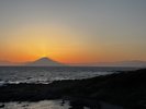 佐島マリーナホテルからの夕焼け(4月中旬)。富士山に陽が沈みました。