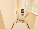 階段(当館にはエレベーターがございません。客室へは階段をご利用ください)
