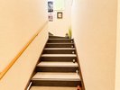 階段(当館にはエレベーターがございません。客室へは階段をご利用ください)
