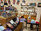 売店にはお土産、軽食など揃えております