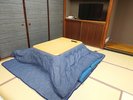 和室27畳の部屋では冬期限定でコタツを準備。自宅のようにくつろいでください。