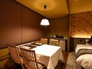 【202薄紅】お食事用テーブル。プライベート重視のお部屋食です♪