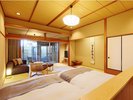温泉露天風呂付ツインベッドモダン和室(和室にはワイドシングルベッドが二台)