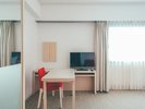 ダブルルームの広々デスク