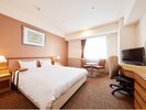 コーナーダブルルーム角部屋に位置するお部屋で、21平米の広さに160cmの横幅のベッドがございます。※一例