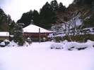 雪景色の本堂