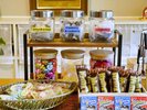 【ウェルカムドリンクコーナー】お菓子や紅茶をご自由にどうぞ♪