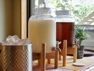 【ウェルカムドリンクコーナー】ドリンクの種類は季節により異なります。
