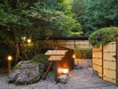 【庭園露天風呂】館外へ出ると「竹林」への入り口があります。
