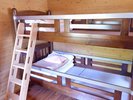 全棟2段ベッドが2台ですよ!(敷布団、掛布団、毛布、枕のセットが4人分)