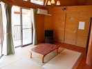 リビングは2名分の追加寝具スペースにもなります♪(コテージ定員最大6名)