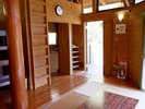 素朴な木目調のコテージに懐かしいような温もりを覚えます(o^-^o)