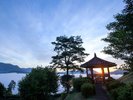 絶景スポット「恋人の丘」まではお車で30分。雲海(秋冬)の名所でもあります!