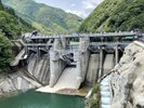 通砂対策で改造、国内最大ラジアルゲートが迫力の山須原ダムはお車で24分。城門のような佇まい。