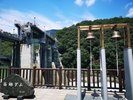 鐘型クレーンカバーがかわいい改造後の西郷ダム。「永遠の鐘」は鳴らすこともできます。お車で13分。