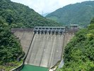 塚原ダムの竣工は昭和13年、戦前で最も高いダム(堤高87m)で文化財と産業遺産にも指定。お車で33分。