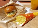 園内の手作りパン屋さんりょうさんとのコラボ「チキン南蛮バーガー」!ポテト&ドリンク付き(^¬^)!