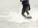 ロープを握り、モーターボートに引かれながら水上を滑走します。他にウェイクサーフィンもできます!