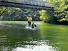 ボードに乗り、立った状態でパドルを漕いで水面を進んでいくウォーターアクティビティです♪