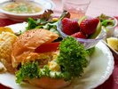 「NASU BUGRE」参画施設那須の美味しい食材が集結!那須鶏バーガーを朝食で召し上がっていただきます。