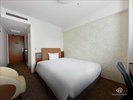 18平米スタンダードダブル。お部屋のソファは包み込まれる座り心地。