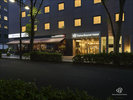 ホテル正面(夜)