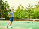 敷地内のテニスコート(宿泊者 1面/1時間 1,050円)日〜金曜 7:00〜19:00(土曜・休前日・祝日は21:00迄)