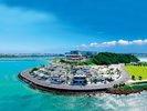 那覇空港から最も近い車で渡れる離島「瀬長島」の丘に建つ瀬長島ホテル