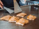 目の前で焼き上げる熱々の あぐー豚ステーキ