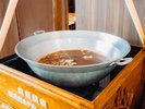 迫力満点!黄金に輝く「しんめい鍋」
