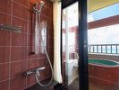 露天風呂へスムーズに移動できるシャワーブース